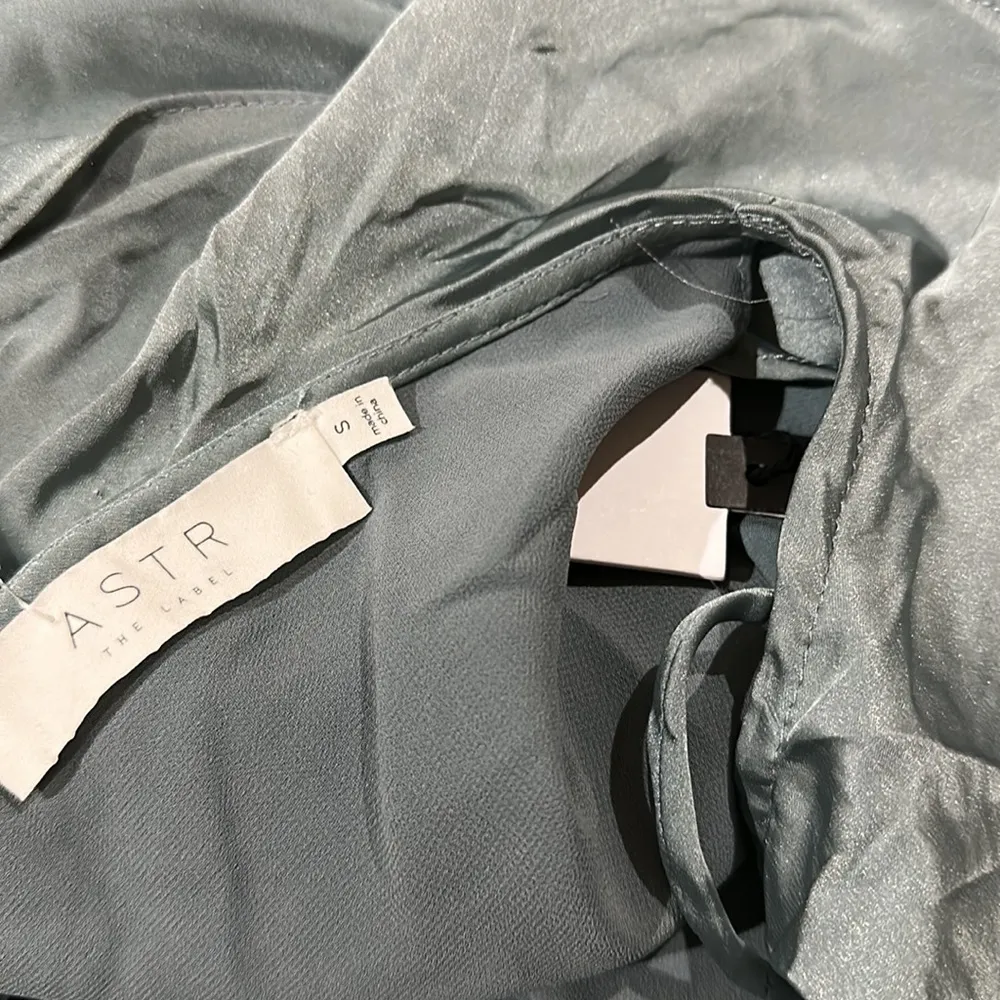 NWT ASTR THE LABEL WILSHIRE RUFFLE OPEN BACK MIDI DRESS SILVER SAGE - Image 9