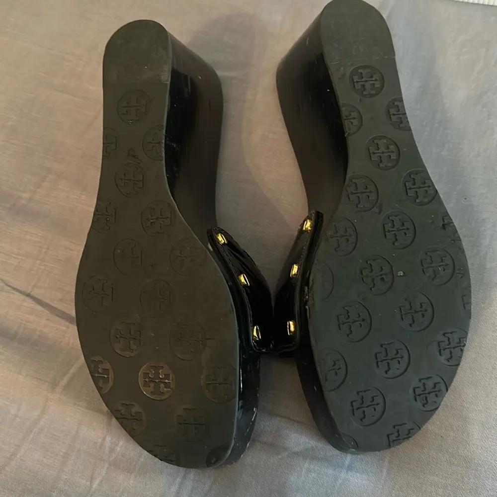 Tory Burch 9.5 Selma Designer black patent Leather W/ Gold wedge slide - Image 2