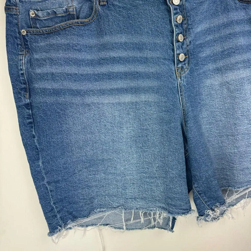 Torrid Womens Cut Off Button Fly Shorts Plus Sz 28 Medium Wash Raw Hem - Image 4
