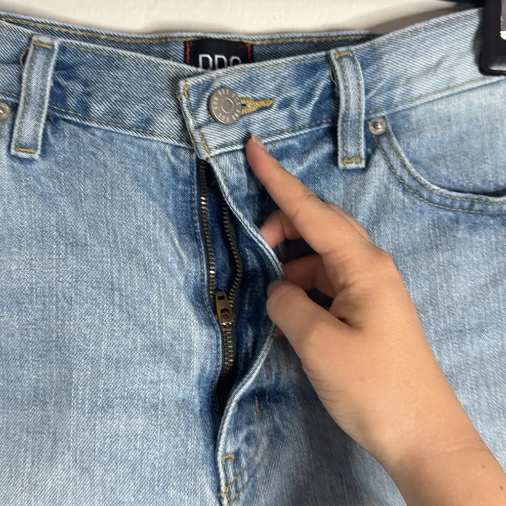 UO BDG GirlFriend High-Rise Raw Hem Light Blue Jean Shorts Distressed size 29 - Image 7