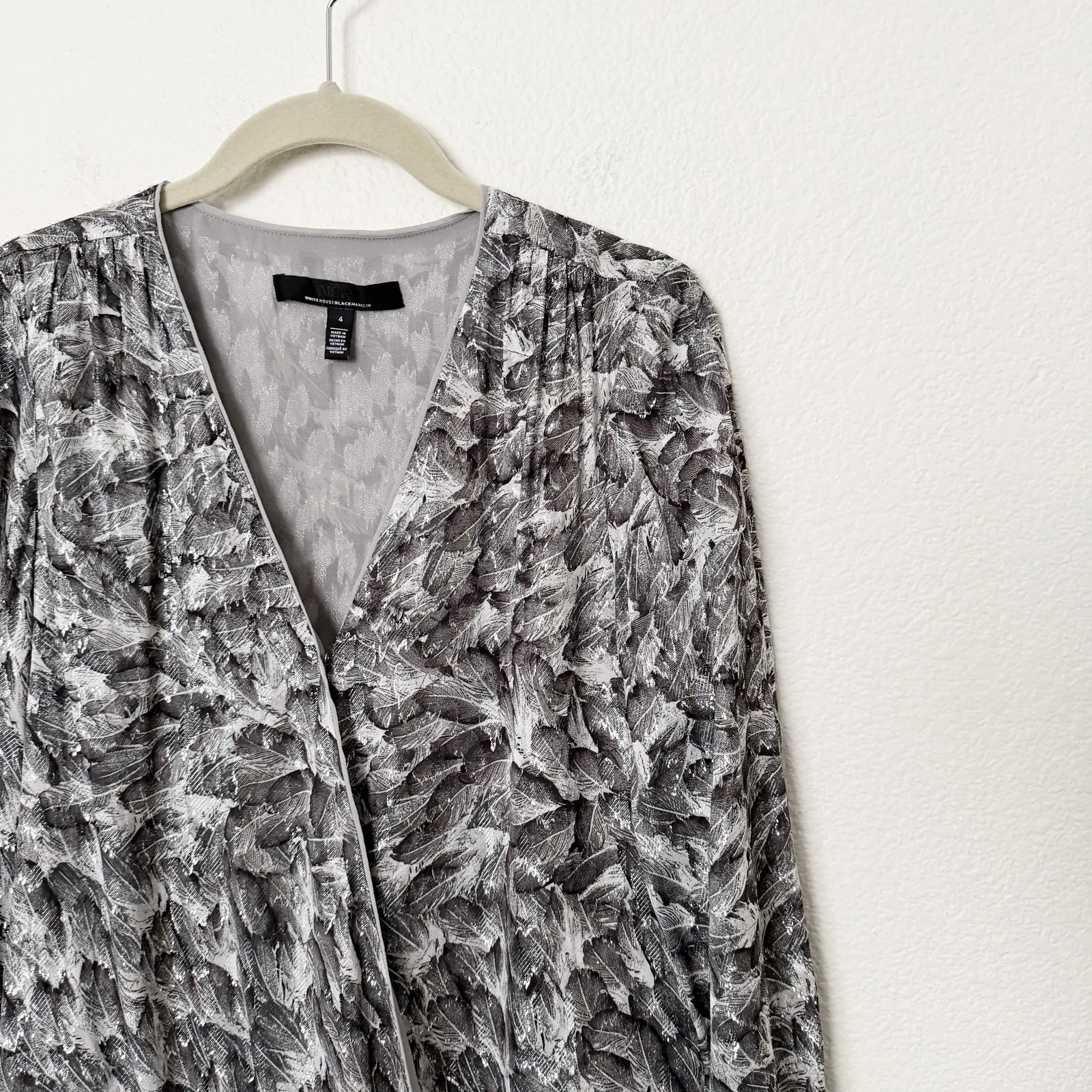 [White House Black Market] Silver Feather Print Surplice Long Sleeve Blouse Sz 4 - Image 8