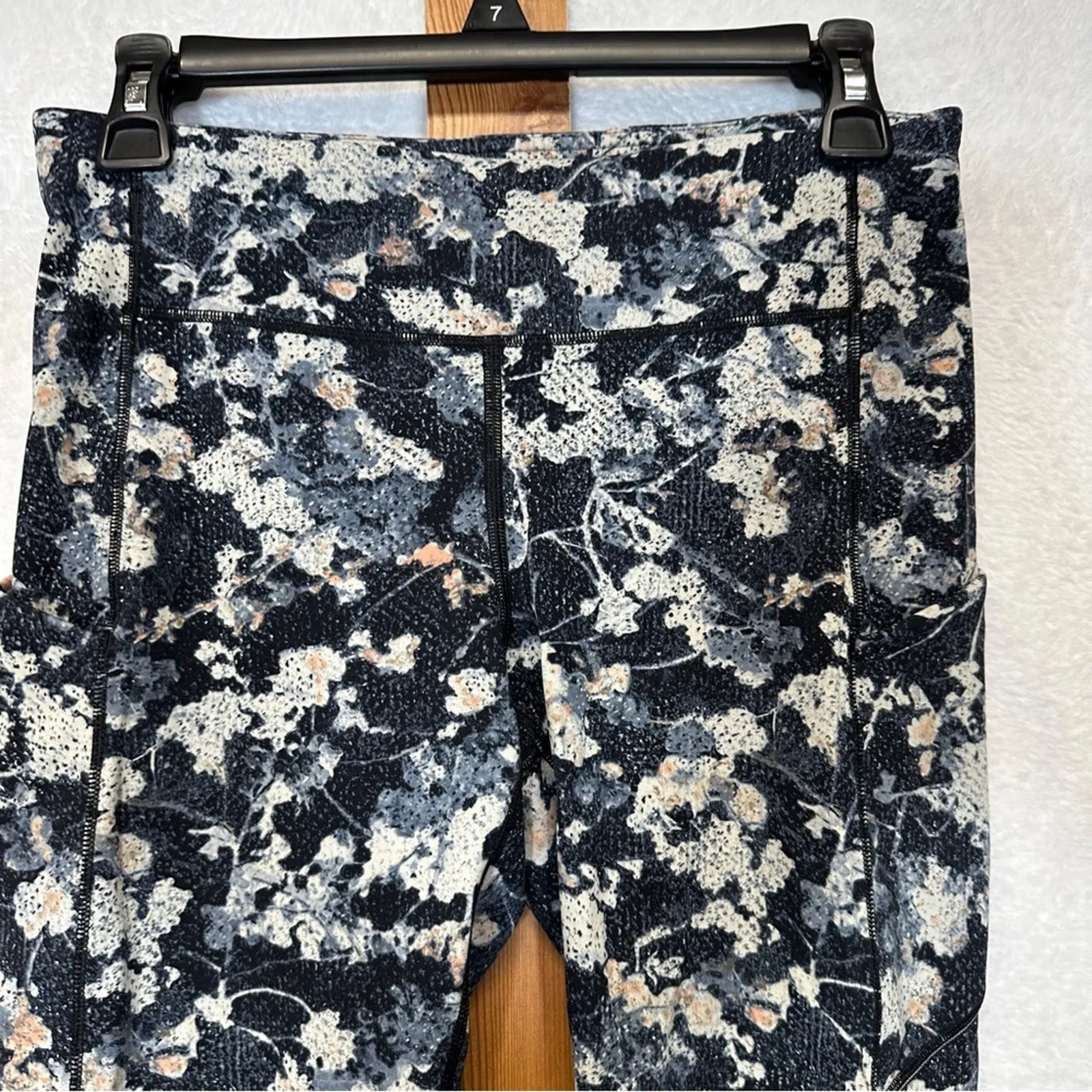 Lululemon Speed Up Crop *21" in Spring Bloom‎ Multi Size 8 - Image 4