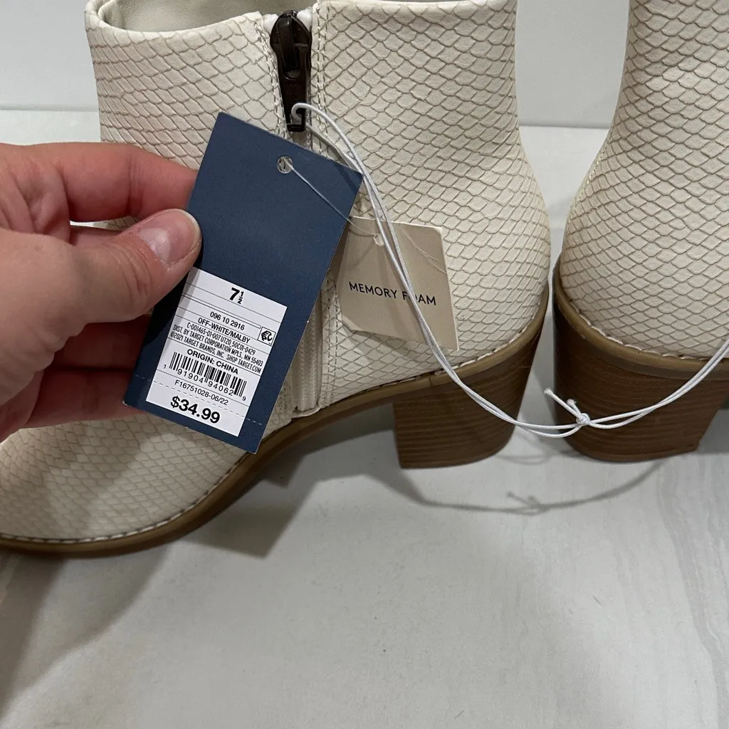 Universal Threads Universal Thread Textured Cream Ankle Boots - Image 5