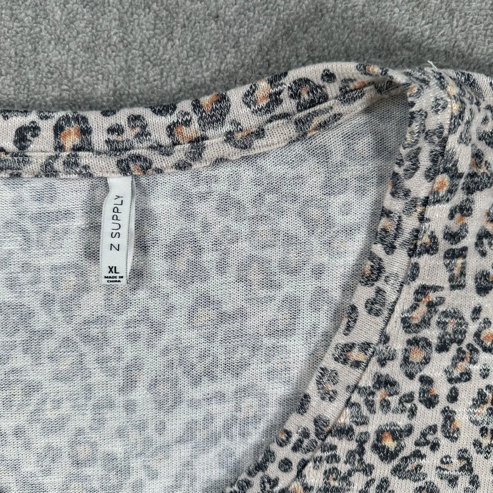 Z Supply Animal Print Short Sleeve Tee Shirt Women's XL V-Neck Beige Knit Shine - Image 5