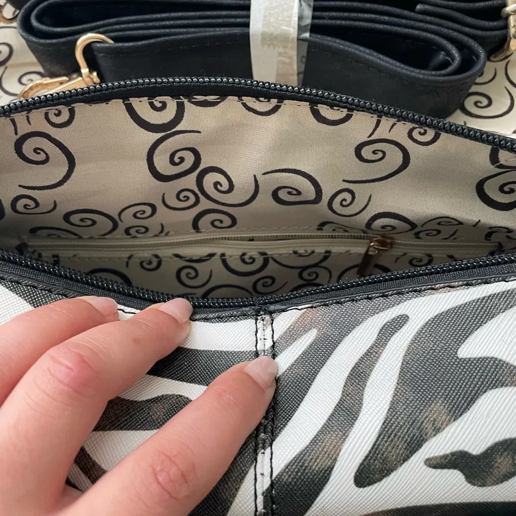 NWT Zebra print Green tote Hand bag With strap - Image 5