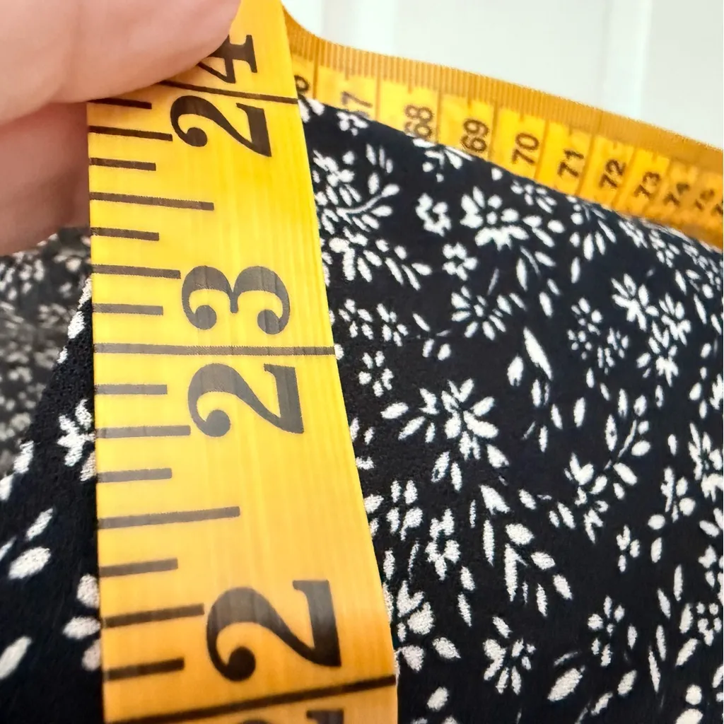 GAP Women’s Navy Floral Halter Romper with pockets size XL - Image 7