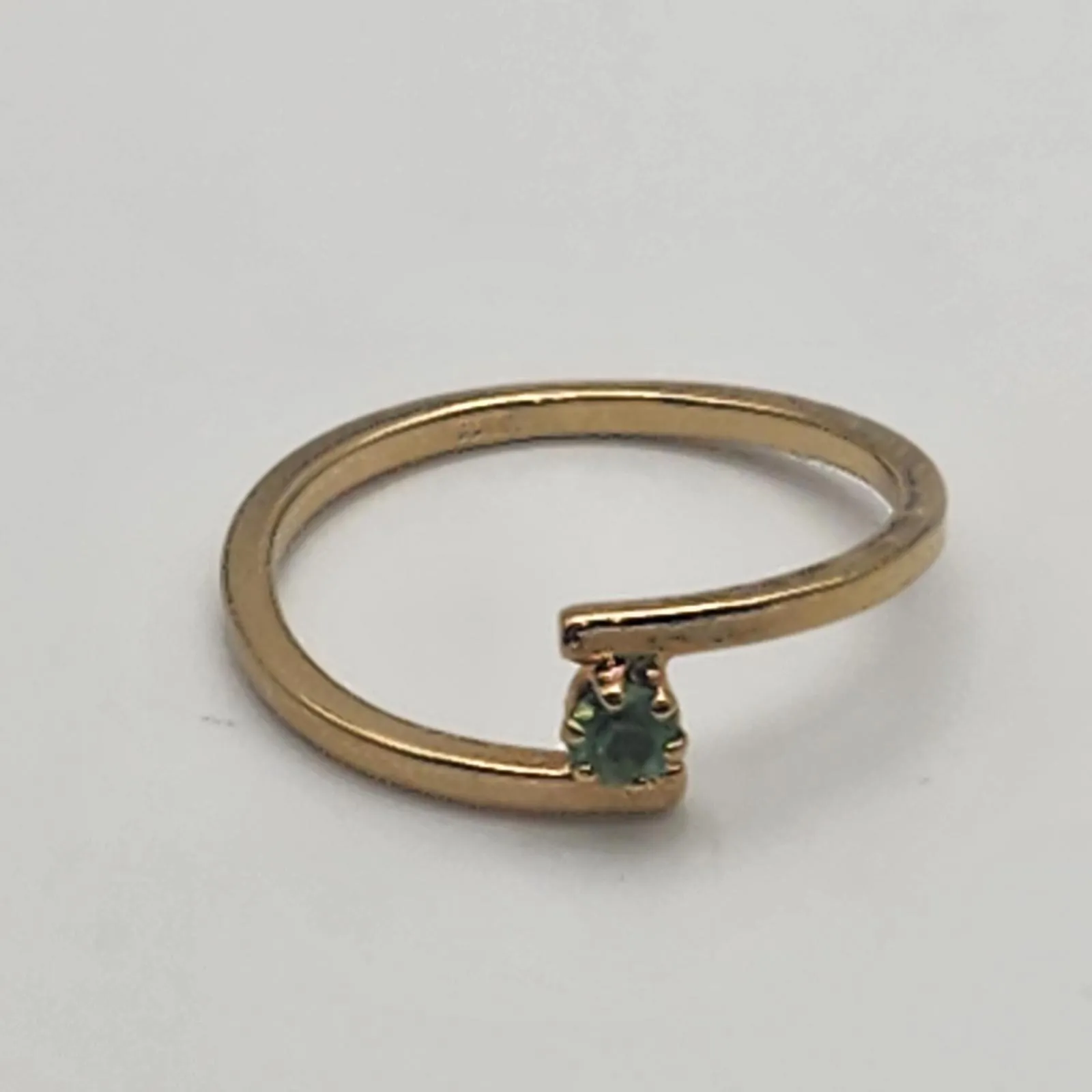 Vintage Avon Gold Tone & Green Rhinestone Bypass Ring (7.25) - Image 6
