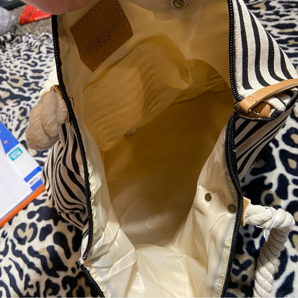 NWT! the perfect summertime tote - Image 5