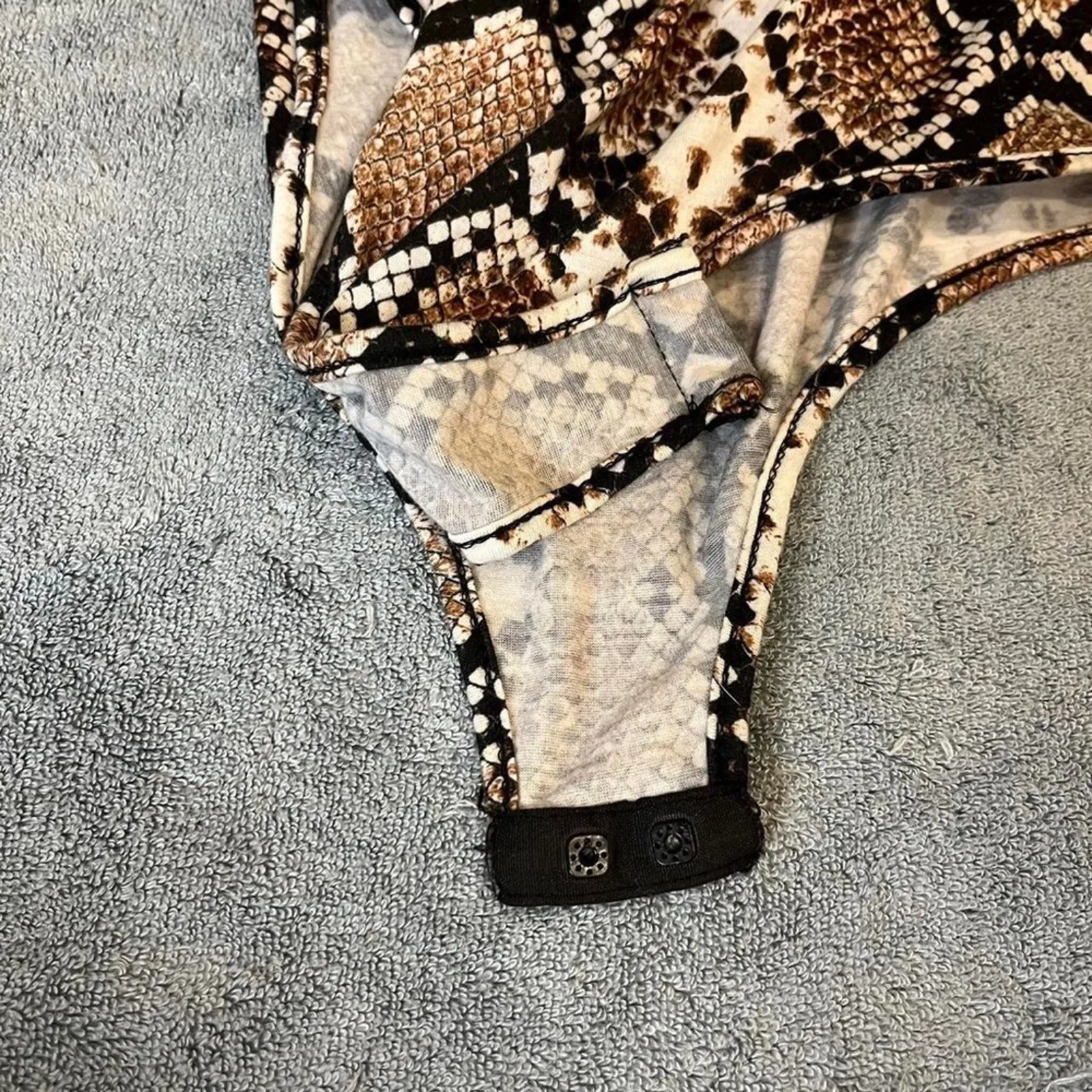 PrettyLittleThing Snake Print Bardot Off Shoulder Thong Bodysuit Long Sleeve Sz6 - Image 7