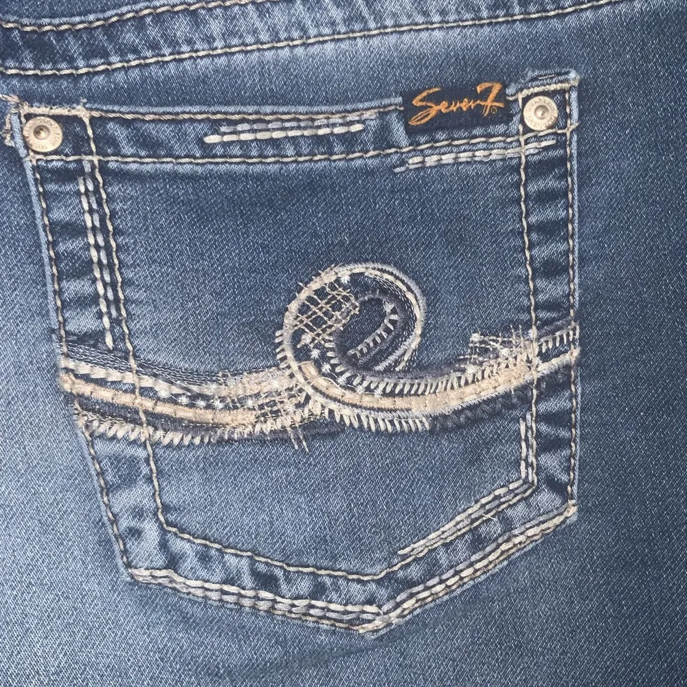 Seven7 Blue Faded Denim Mid Rise Straight Hem Shorts Size 14 - Image 7