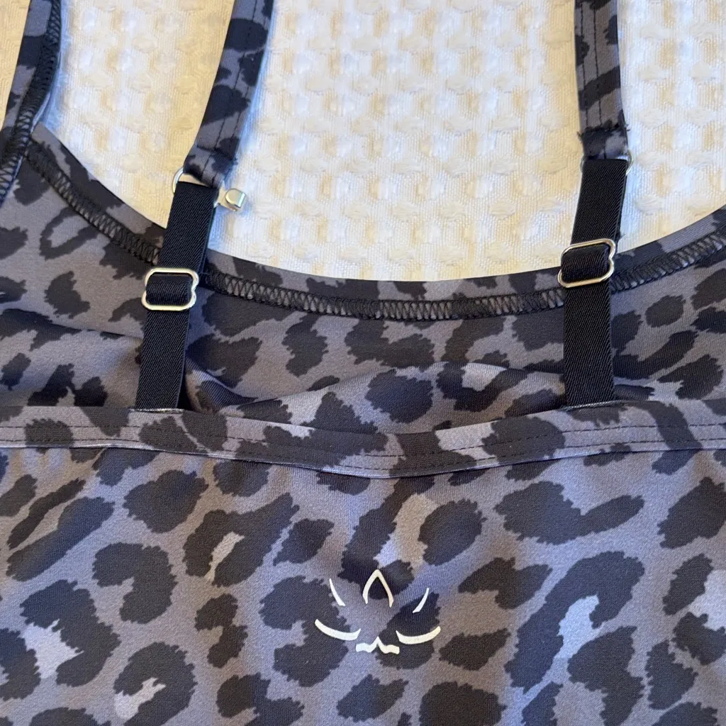NEW! Beyond Yoga XS Black Gray Leopard Crop Top Sports Bra Convertible Straps - Image 5