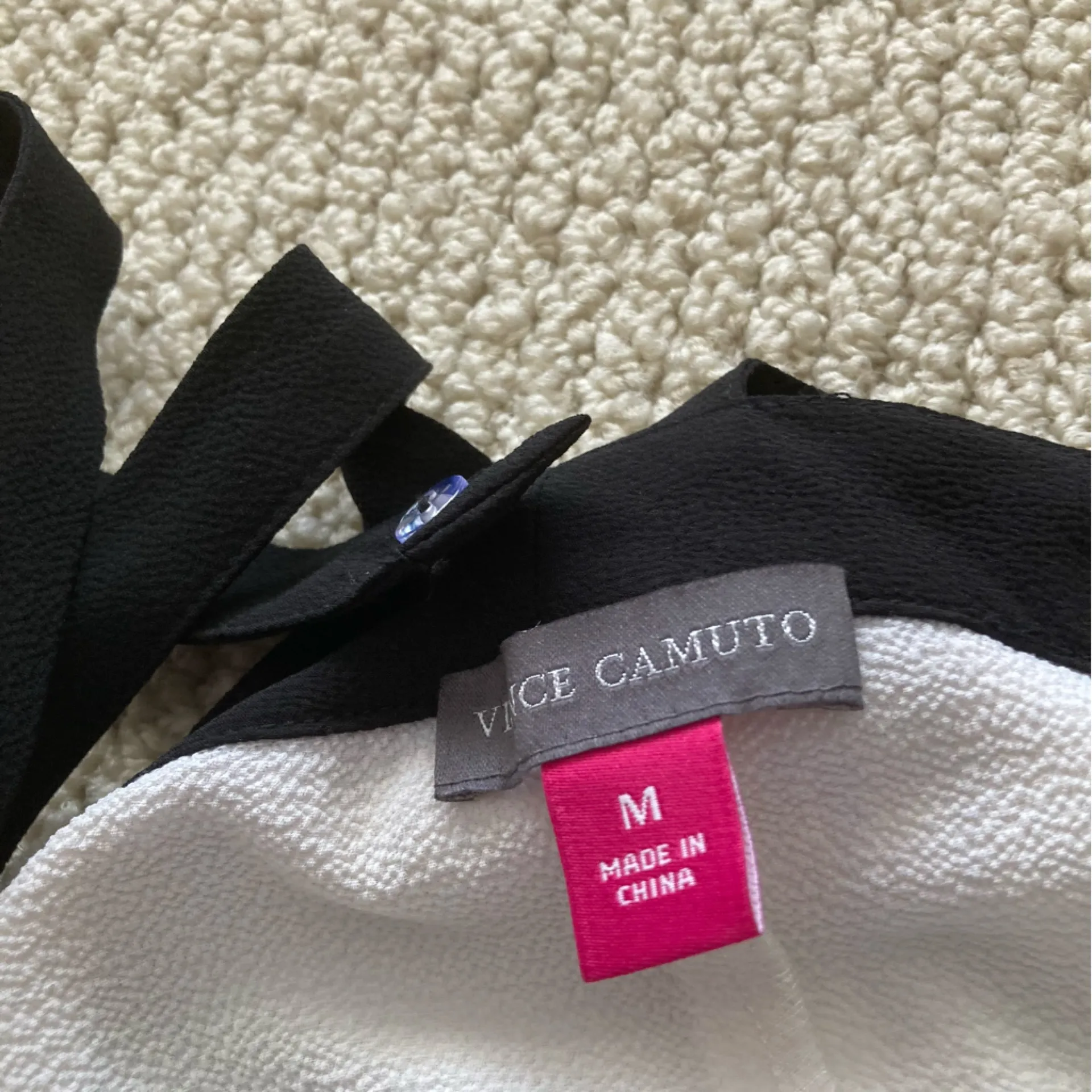 Vince Camuto Tiered Off the Shoulder Blouse White Black Size Medium Flowy FLAWS - Image 6