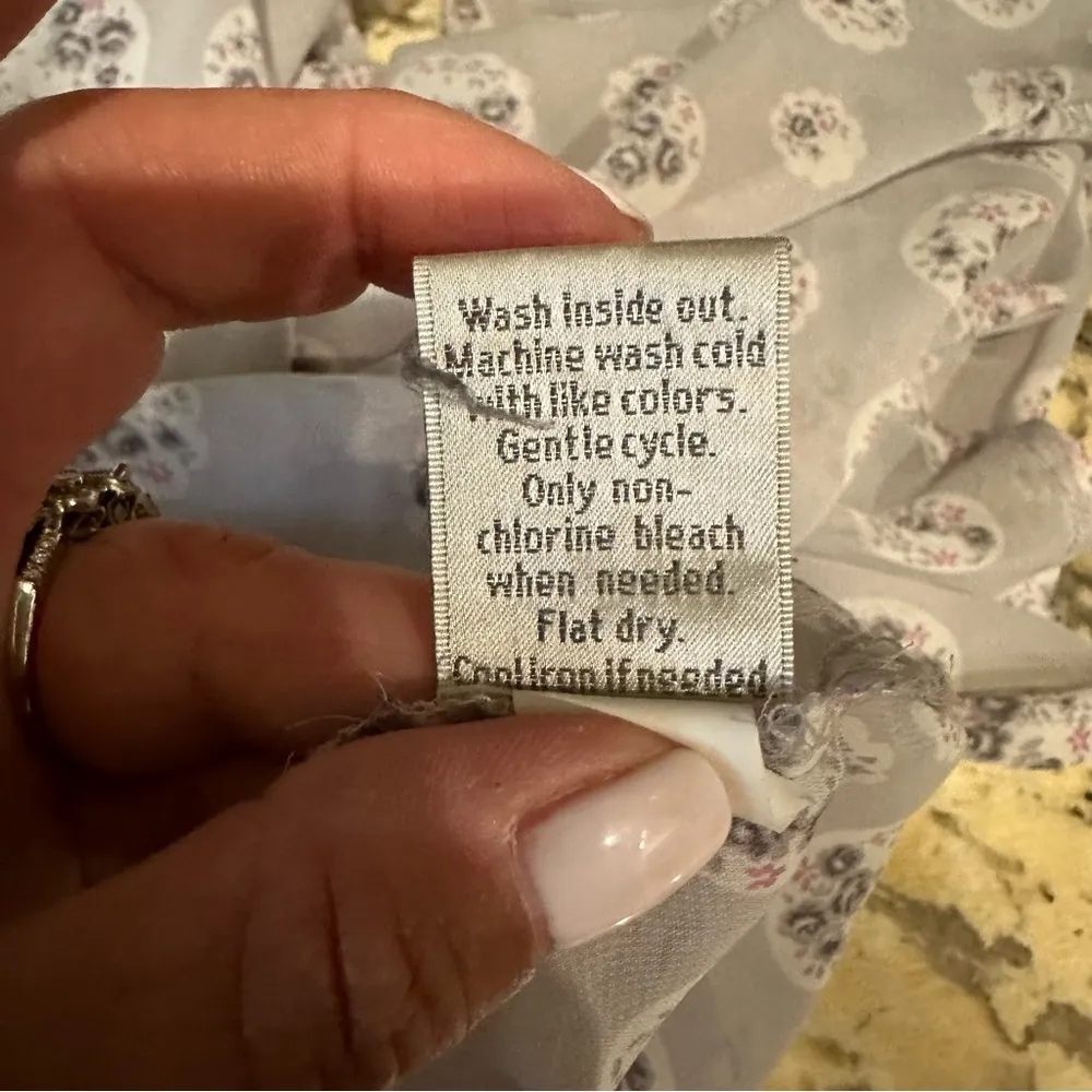 ❤️Sheer Lauren Conrad gray floral silky top Sz S EUC CLEARANCE - Image 8