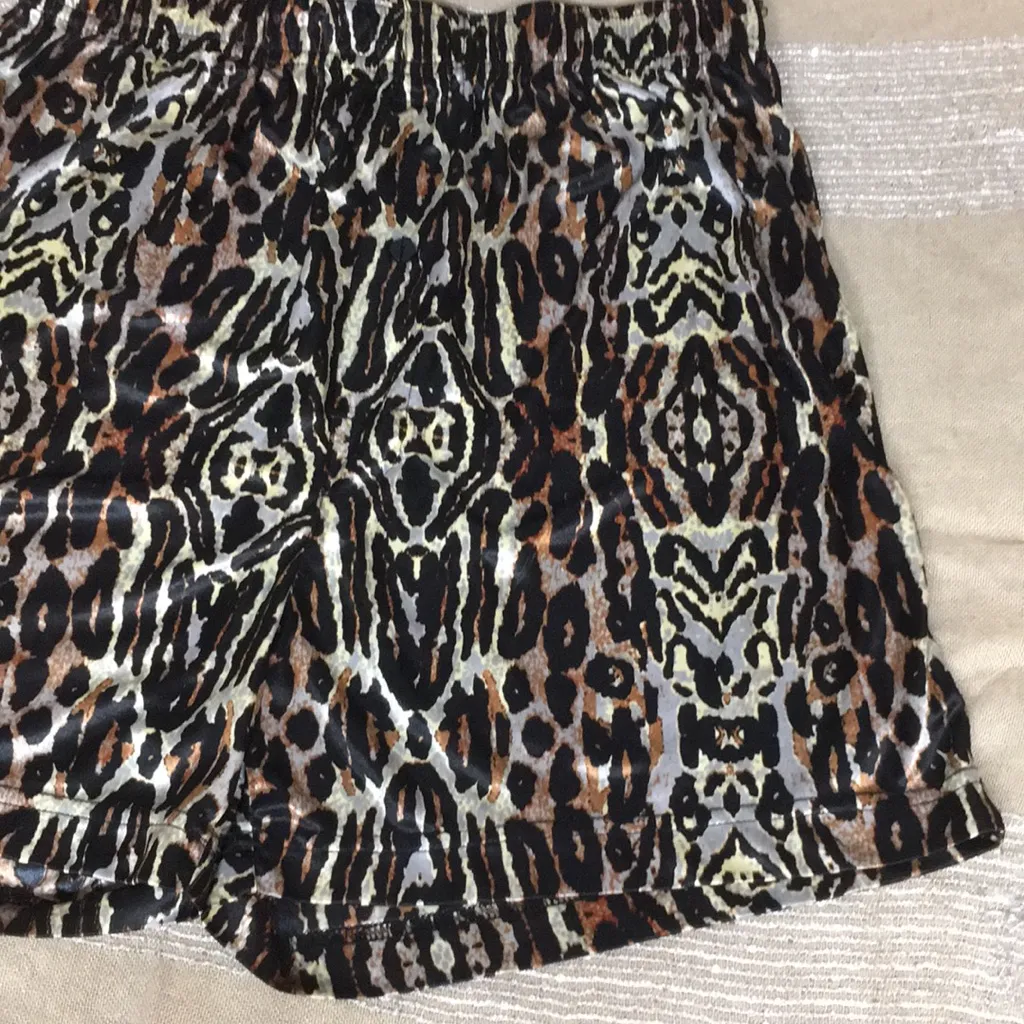 Cheetah Print Lightweight Silky Soft Shorts Size Medium 32-34 - Image 4
