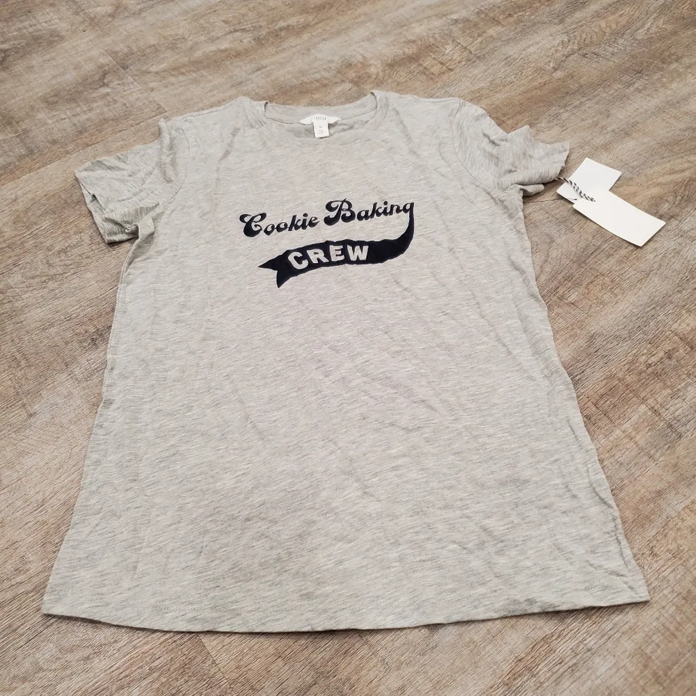 NWT 1901 Cookie Baking Crew Gray Long Sleeve T-shirt Size Medium - Image 4