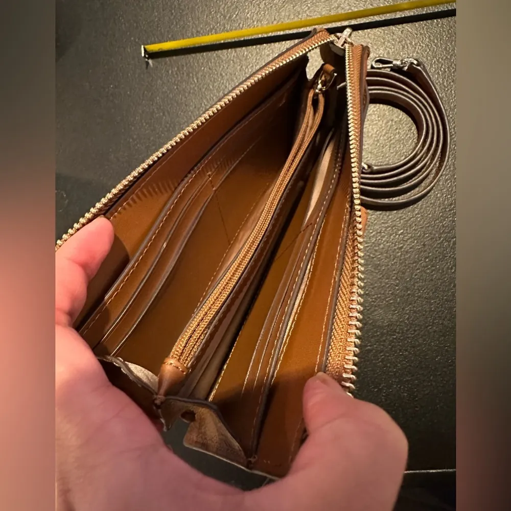 EUC!  wallet crossbody - Image 3