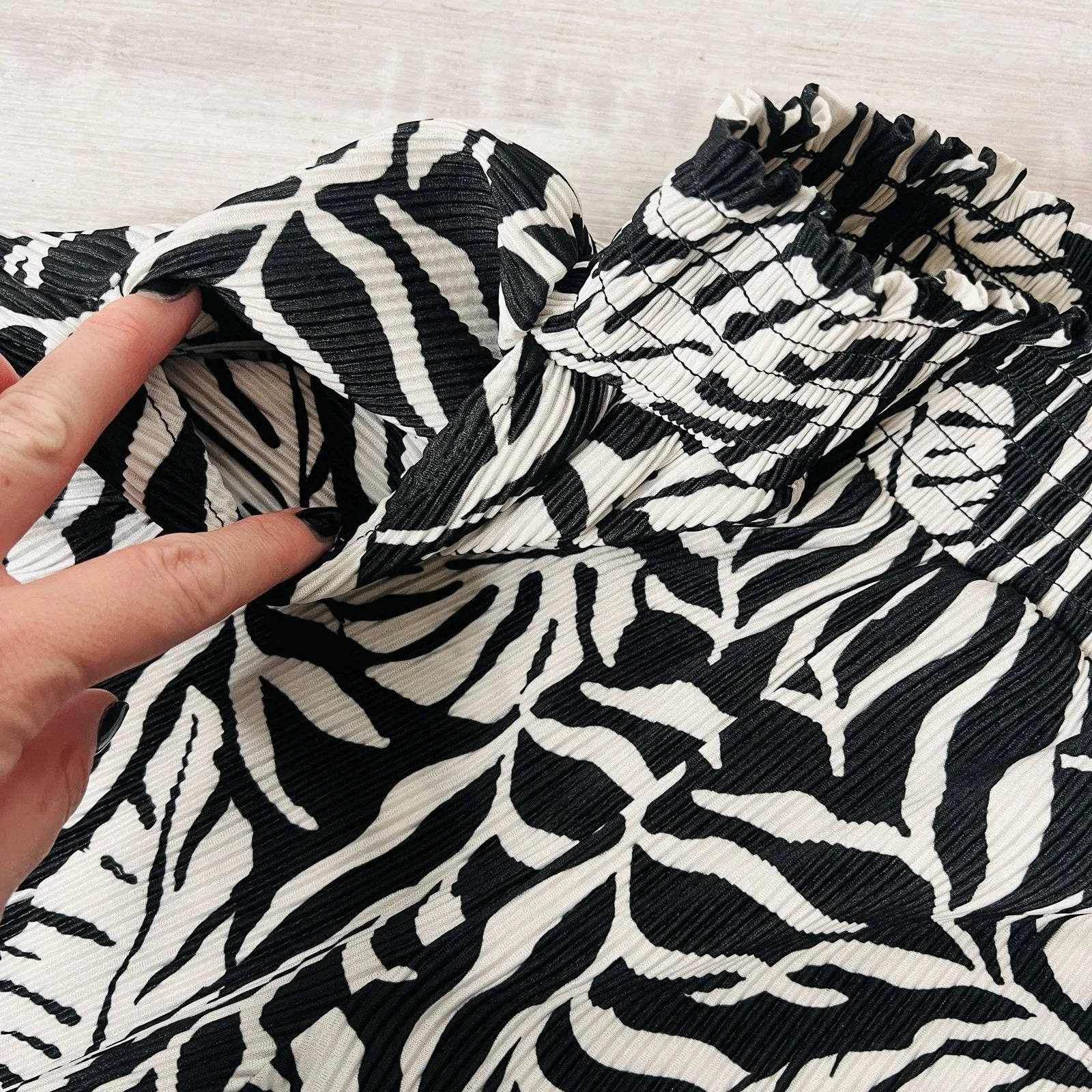 Ellen Tracy Flowy Floral Loose Pants Size Medium Black And White Wide Leg - Image 4