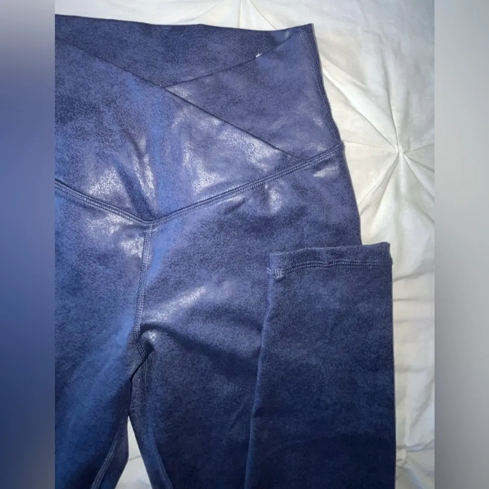 NWOT Aerie OFFLINE The Hugger Criss-Cross Waist Crackle Design Leggings SIZE M - Image 6