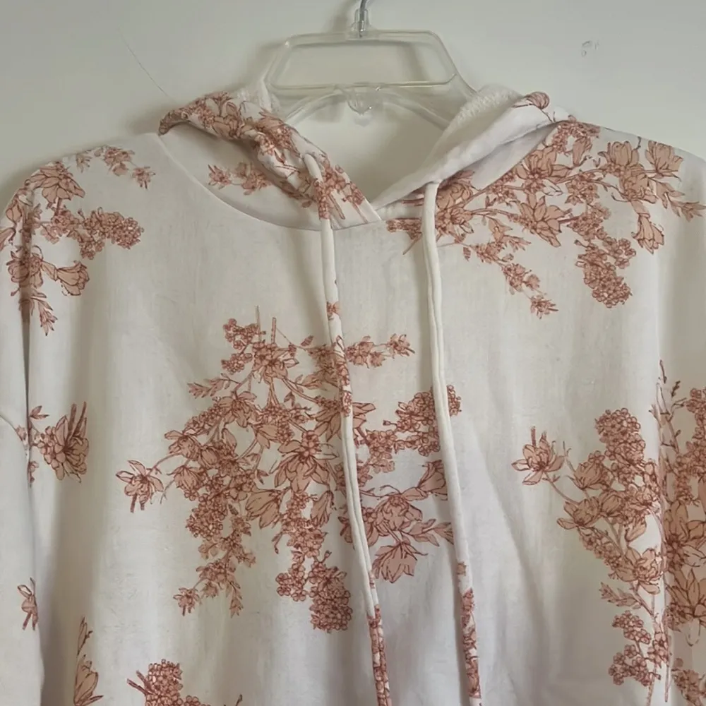 Olivia and Vivian cropped hoodie Size undefined - Image 3