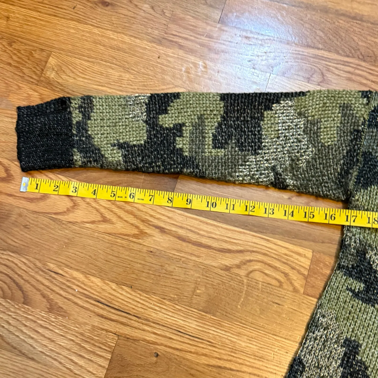 Michael Kors Women’s XS Green Gold Camo Camouflage Long Sleeve V-Neck Sweater - Image 5