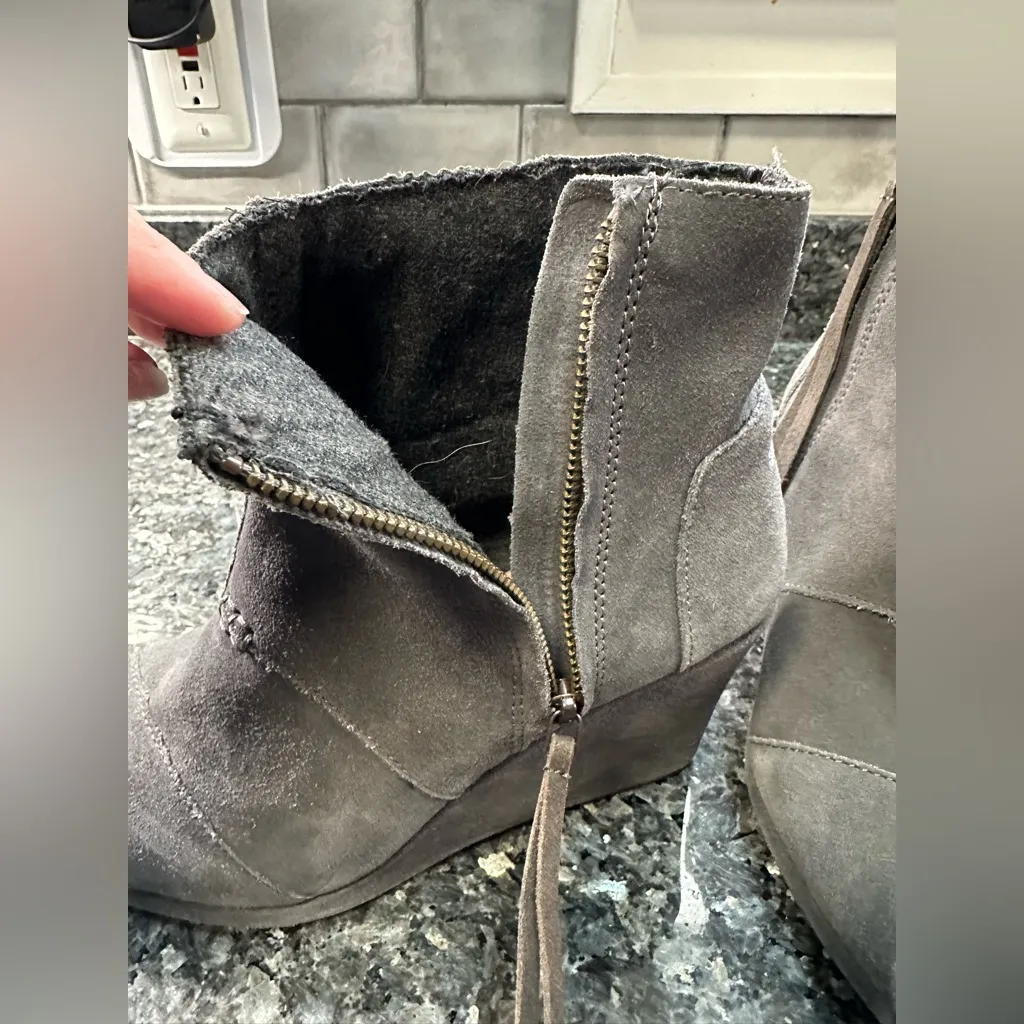 Toms Desert Wedge Chic Ankle Booties Gray Suede Side Zip Women's Size US 9.5 - Image 4