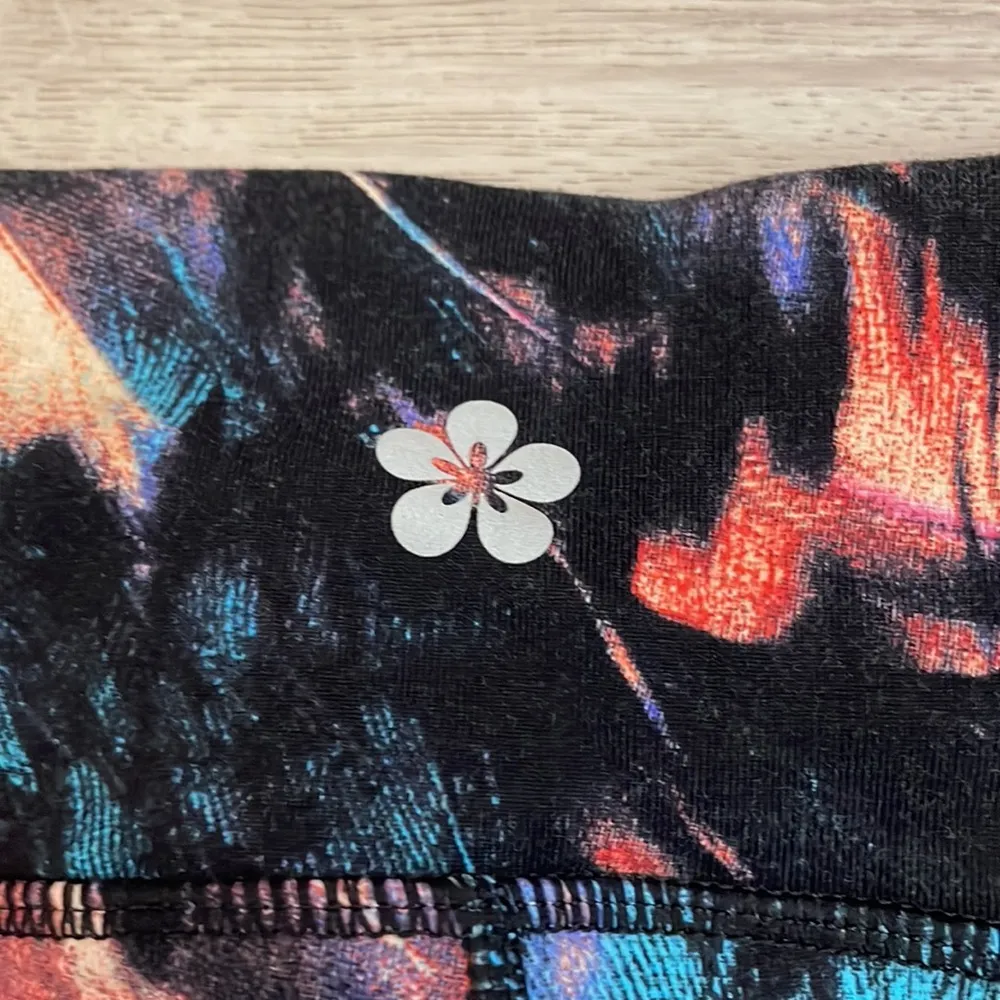 Black with Colorful Leaf Print Stretchy Cropped Leggings Size S - Image 7