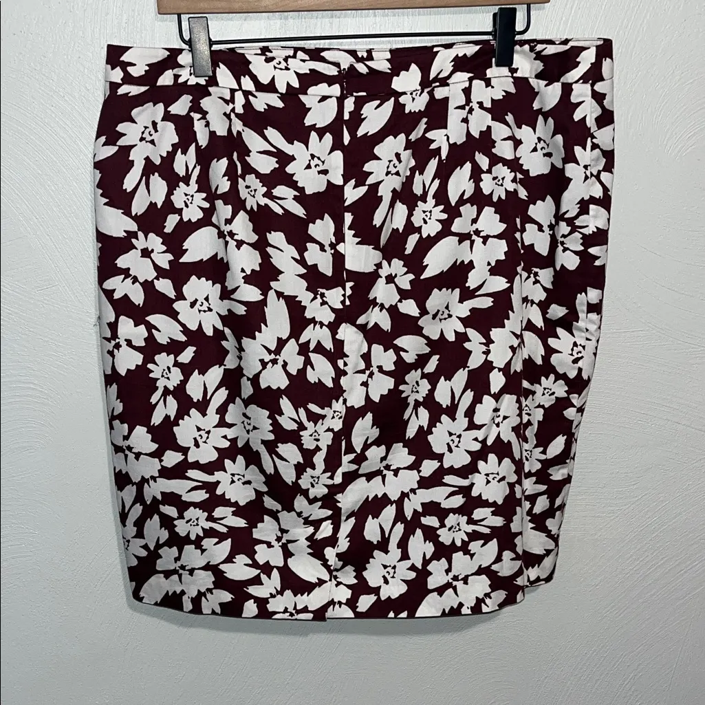 LOFT Burgundy and White Floral Pencil Skirt - Image 3