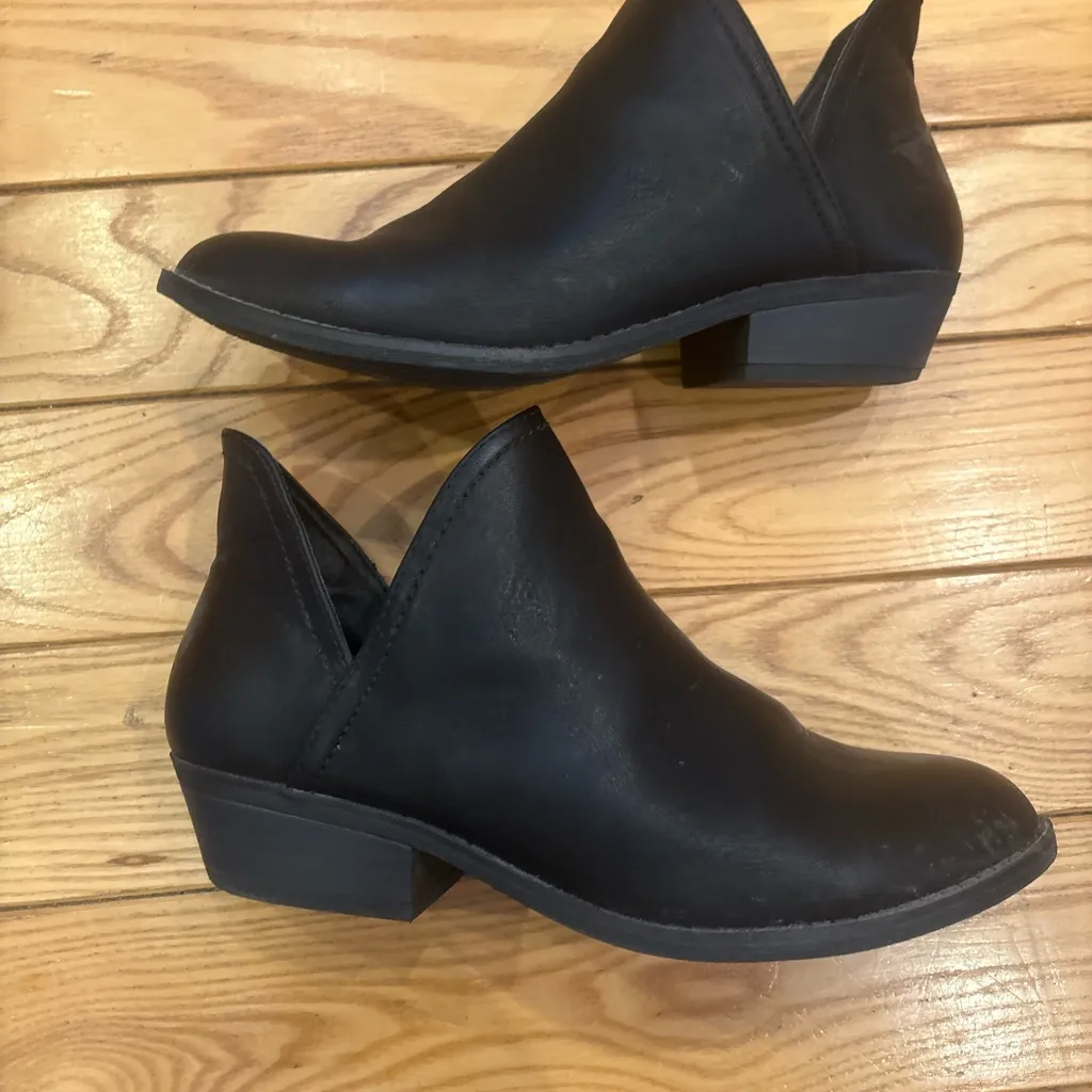 Universal Thread Size 8 Faux Leather Nora V-Cut Black Ankle Booties - Image 3