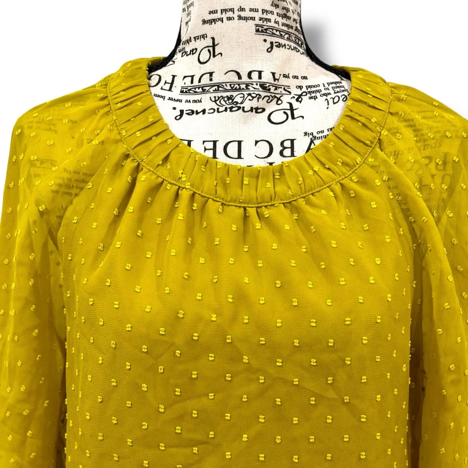 NWT Universal Standard Size 8 Short Sleeve Clip Dot Shirred Top (2XS) USTO0490CD - Image 2