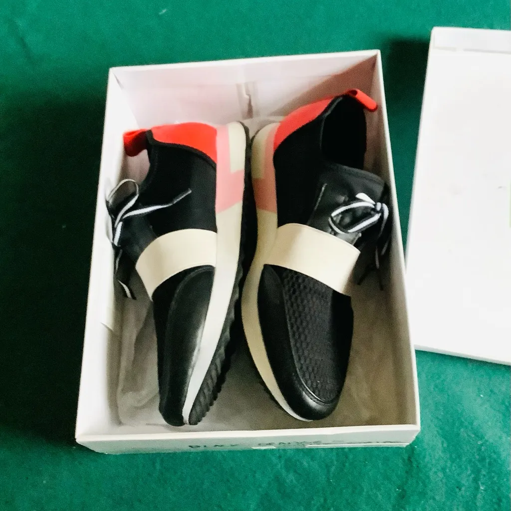 Nice lightweight comfy sneakers 🖤❤️🤍LIKE NEW - Image 6