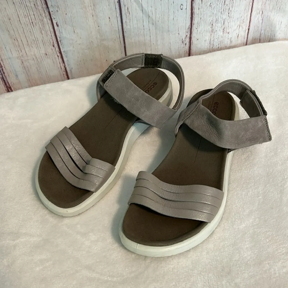 EUC Ecco Flowt Sandals - Image 3