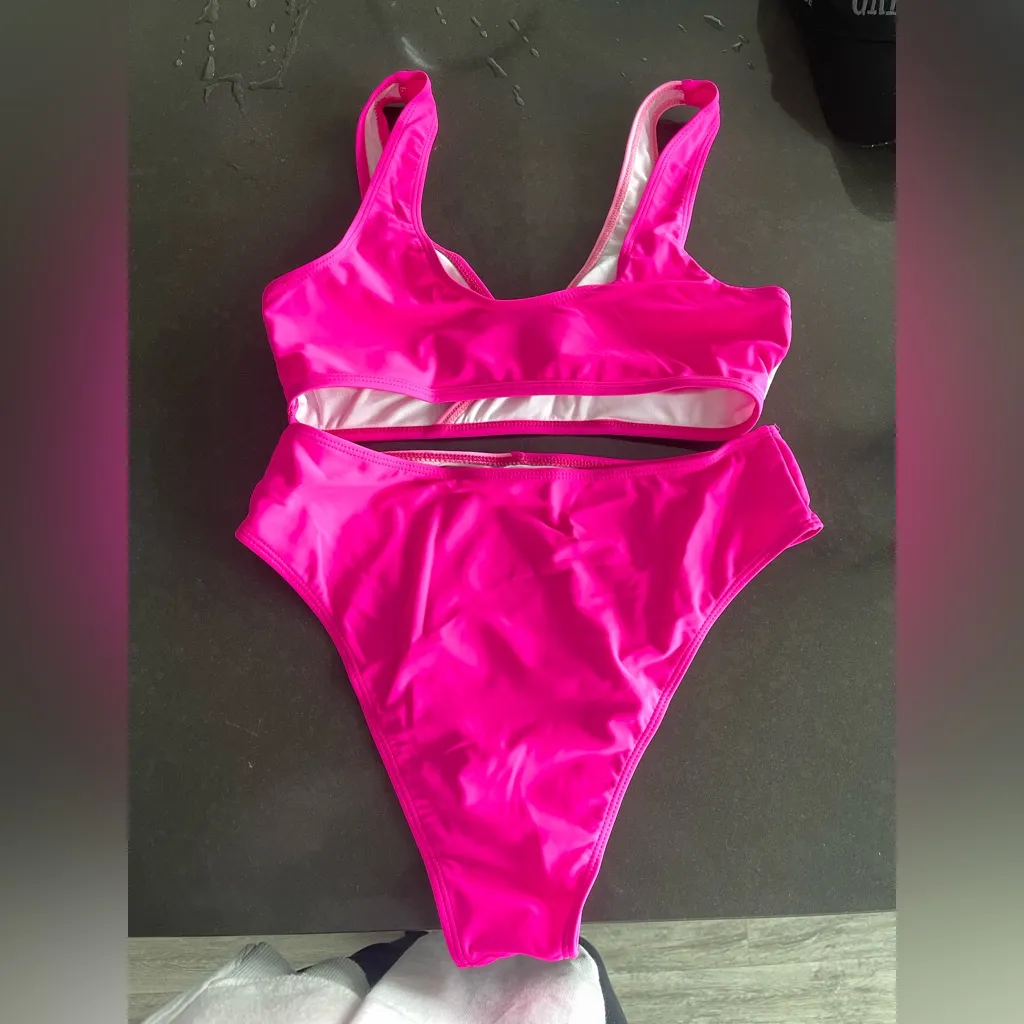NWOT 2 PIECES SWIM SUIT IN 2 SHADES OF PINK M Size M - Image 2