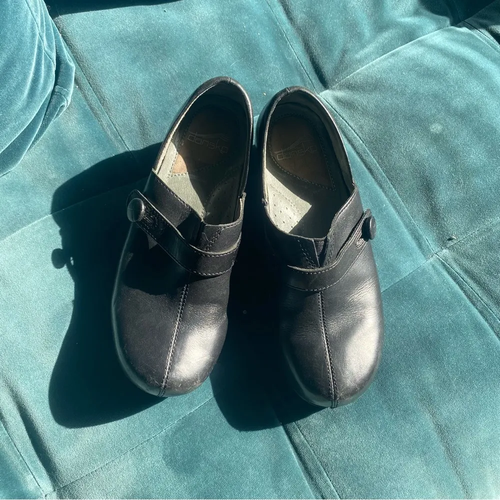 Dansko Women's Size 37 Solstice Clog Black Leather Strap Button Heels - Image 2