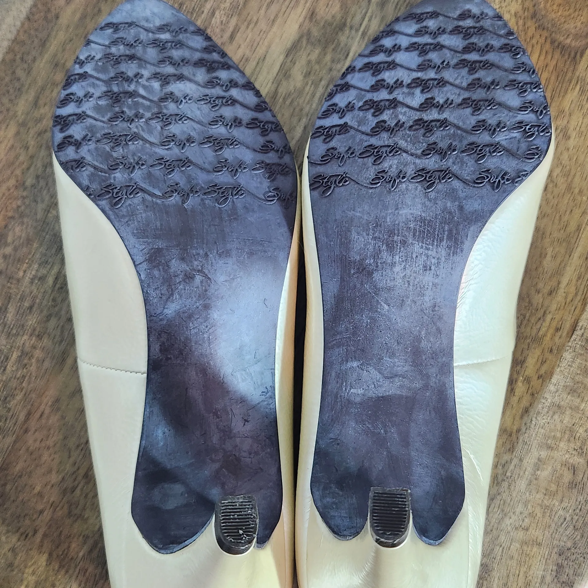 Soft Style by Hush Puppies Cream Heels Size 7.5 Pearl Cream Pumps - Image 7