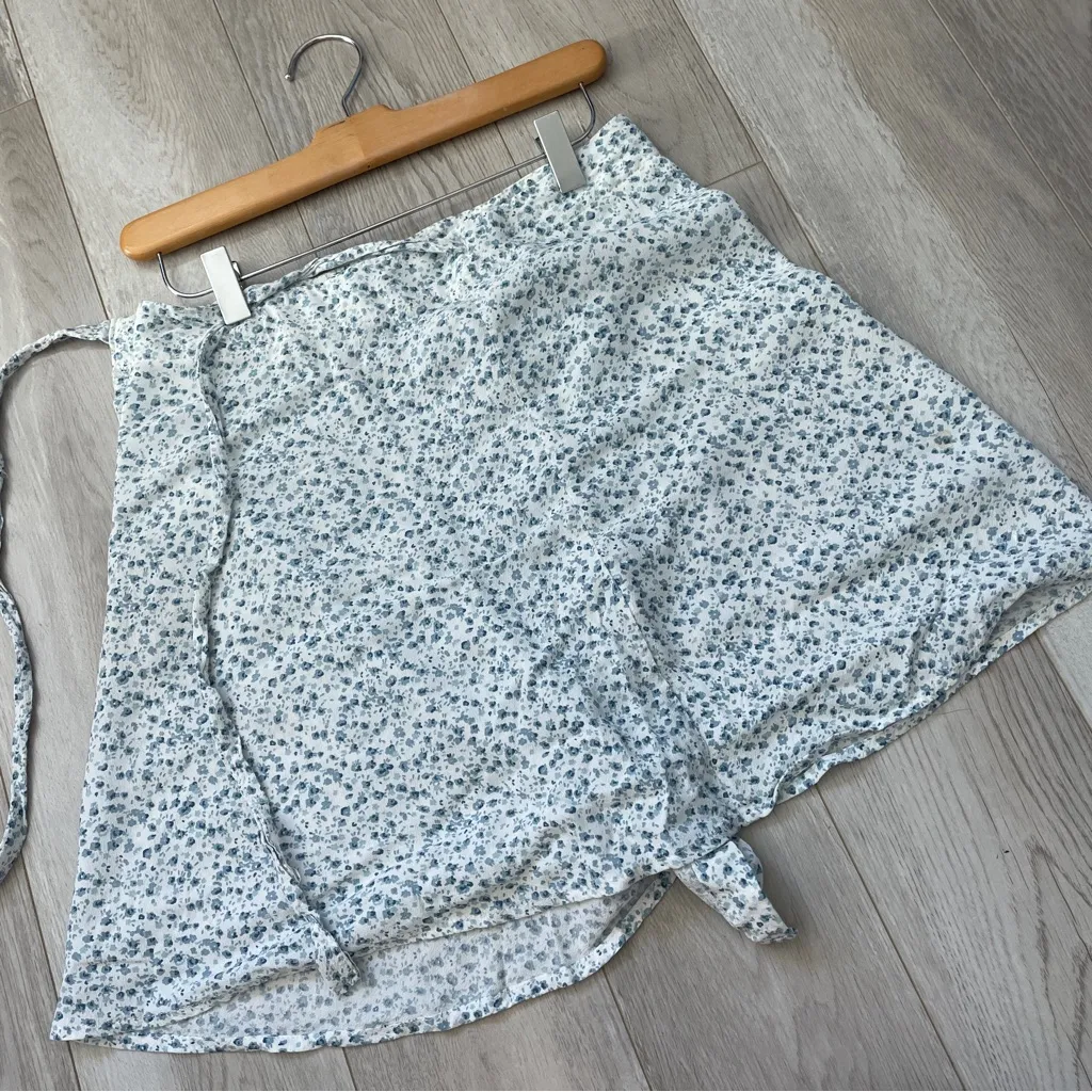 Brandy Melville Skirt floral wrap mini womens White Blue (one size) coquette - Image 4