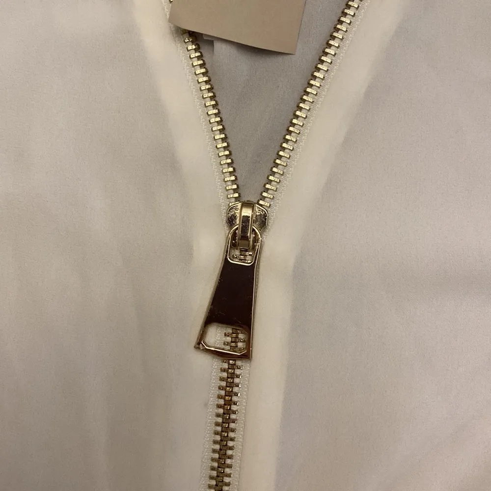 Carmen Marc Valvo ivory white blouse with large detail exposed‎ zipper NEW - Image 4