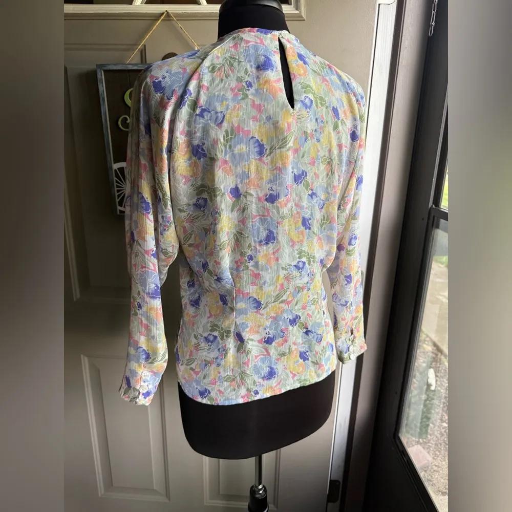 Vintage Tess pastel floral pleated semi sheer blouse, size 4 Blue - Image 7