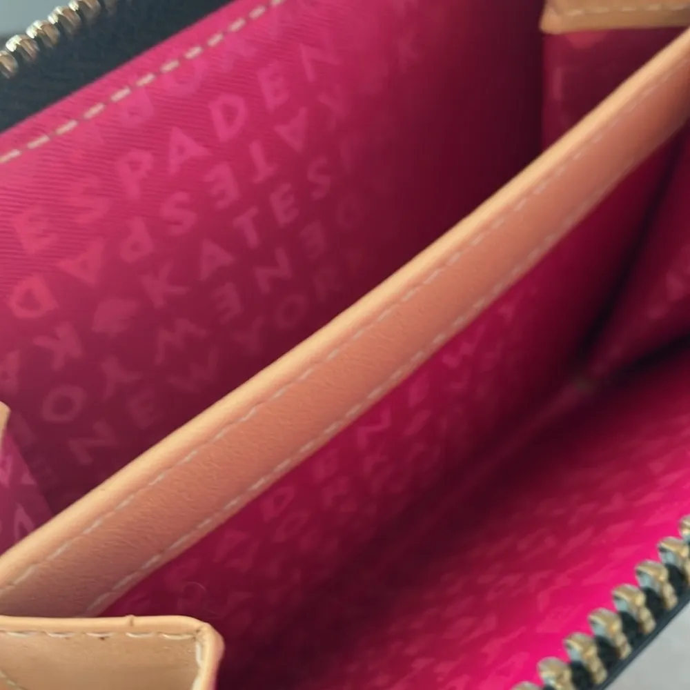 Kate Spade: Cara Wellesley Bifold Wallet- zip area - Image 9