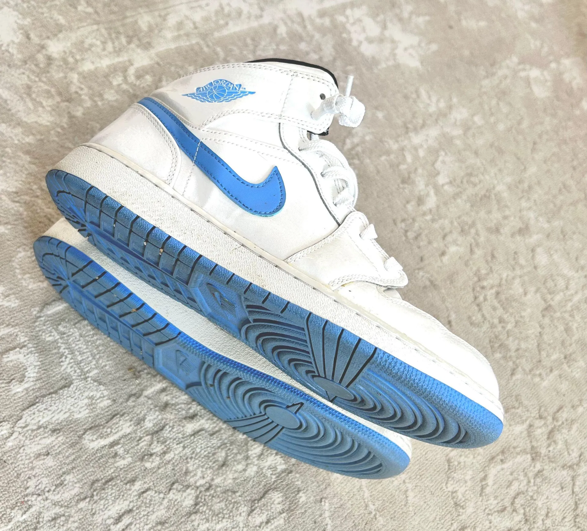 Air Jordans Retro 1 Mid - Image 2