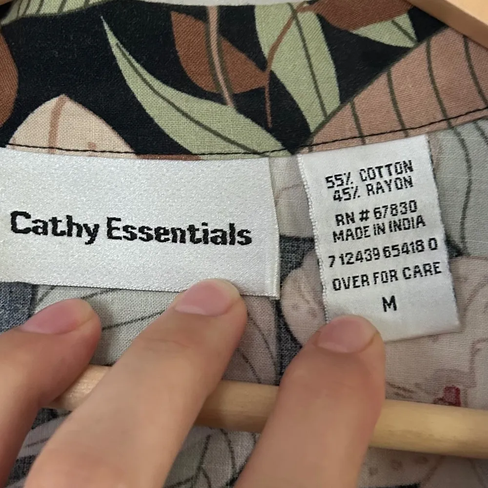 Vintage Cathy Essentials Floral Button Down Shirt Hawaiian Casual Luau Vacation Black Size M - Image 2