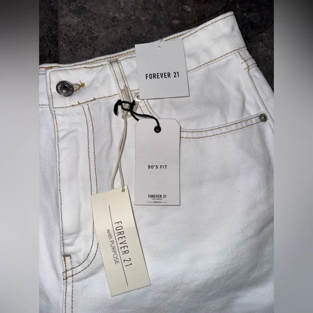 Forever 21 White 90s Fit Denim Shorts Loose Fit Relaxed Leg Size 30 NWT - Image 2