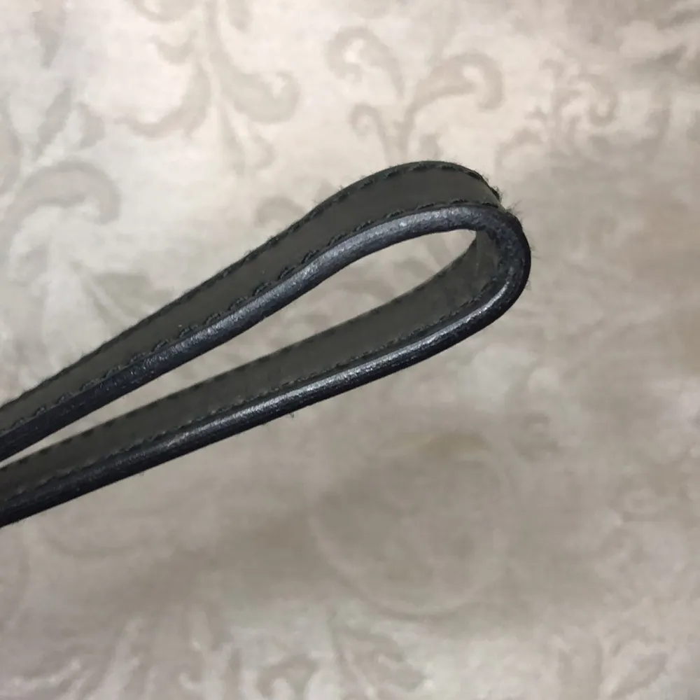 Gucci Handbag with retractable hand strap.  One owner.  Excellent condition. - Image 8