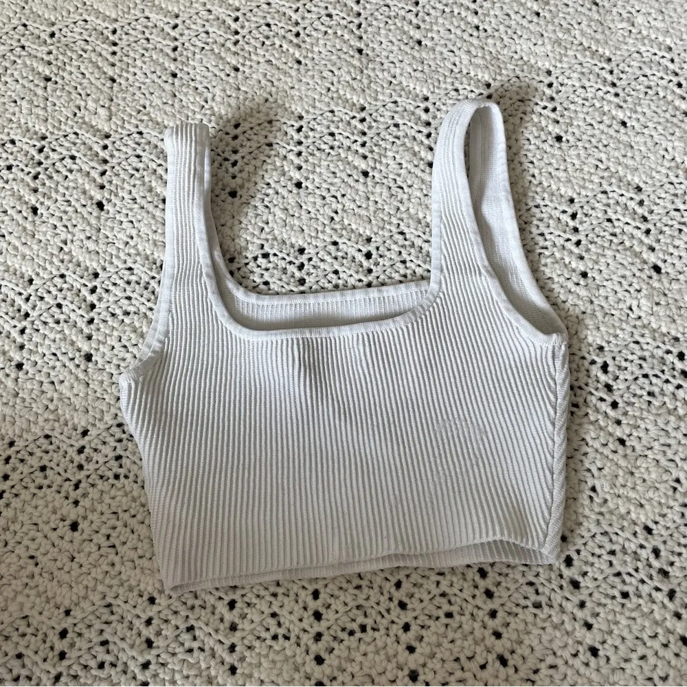 Babaton Aritzia Sculpt Knit Square Neck Crop Tank Top Bone White (XSmall) - Image 2