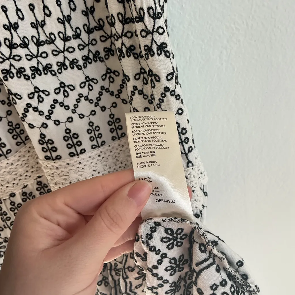 Maeve Black and White embroidered floral Patterned Tank Top size large - Image 4