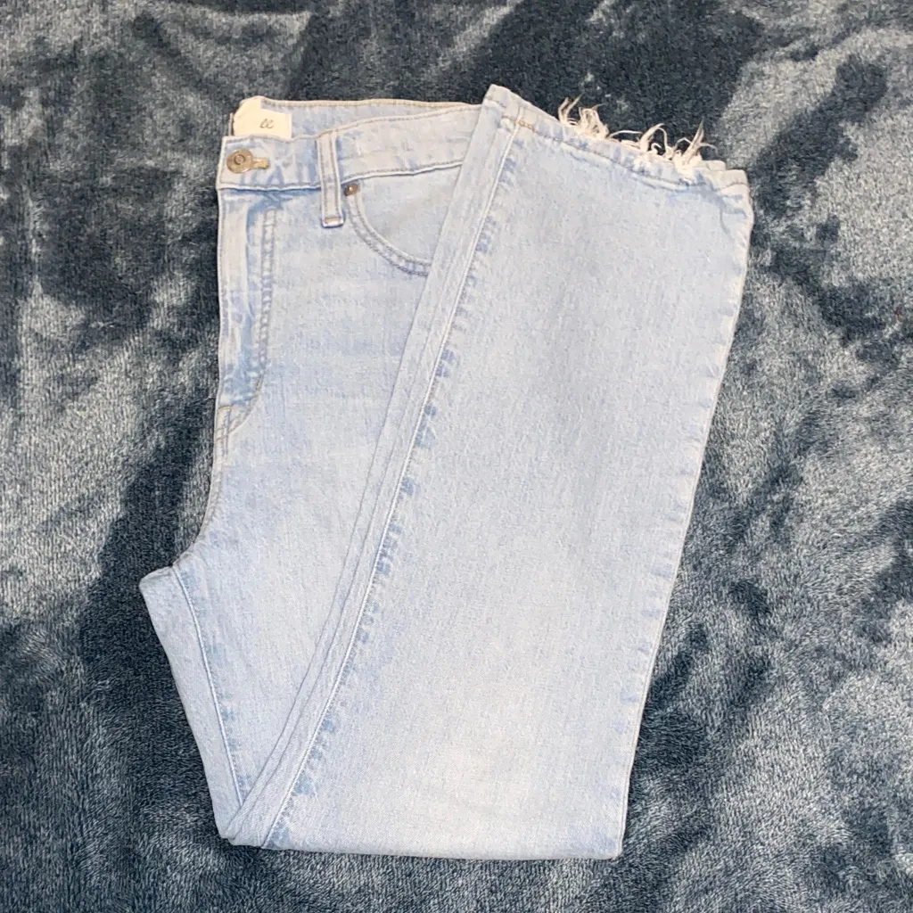Madewell Light Blue Cropped Jeans with Distressed Hem - Image 7