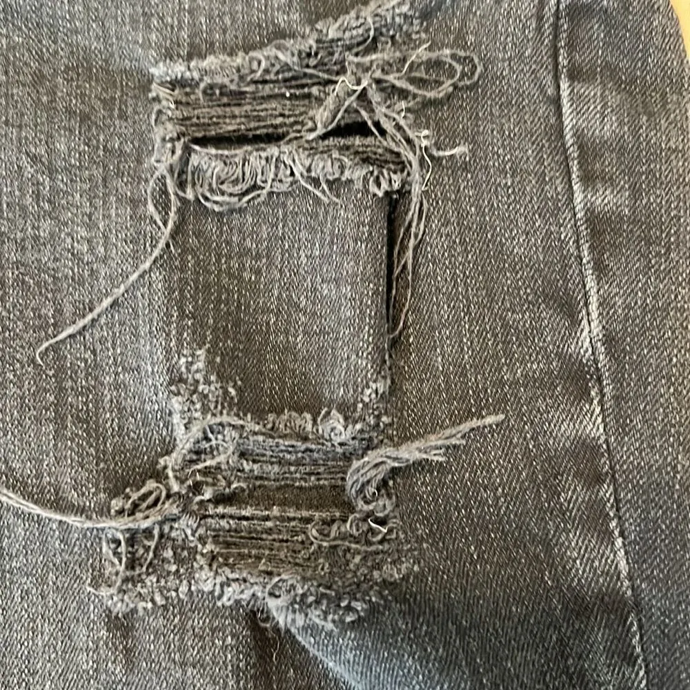 Eunina size 7 junior black distressed skinny jeans these are dark black EUC - Image 10