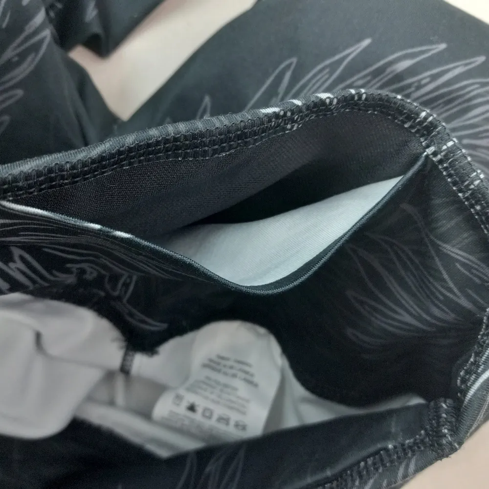 Nike Dri-Fit XS Yoga Running Swoosh  Leggings in Black Gray White Floral Sketch - Image 3