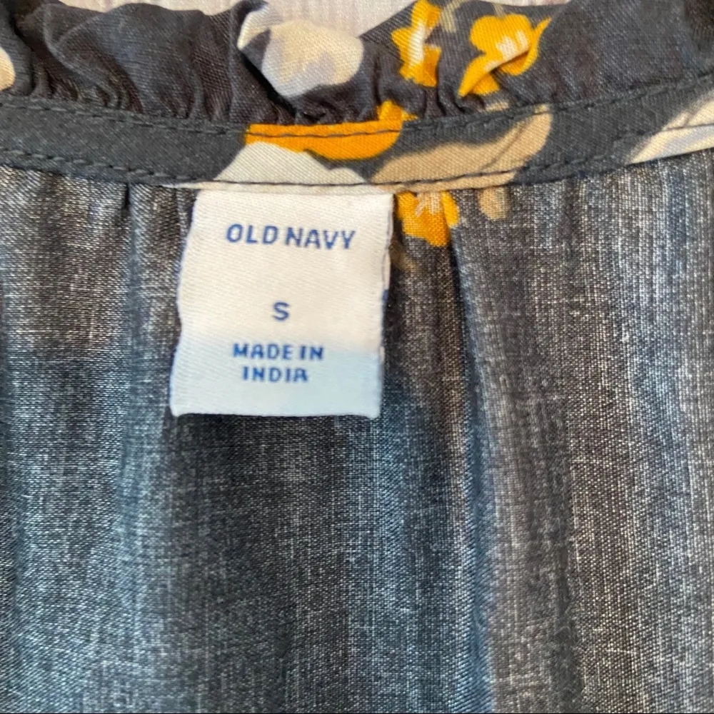 Old Navy Short Sleeve Dark Gray Floral Blouse.  Size Small. EUC - Image 6