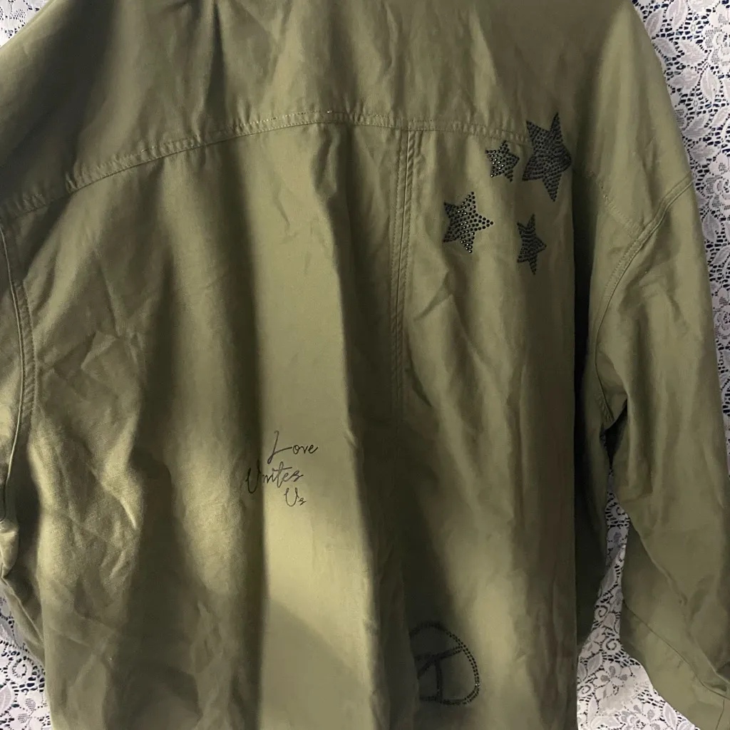 Olive Green Button-Up Shirt with Star Accents Women’s 4X NWOT - Image 4