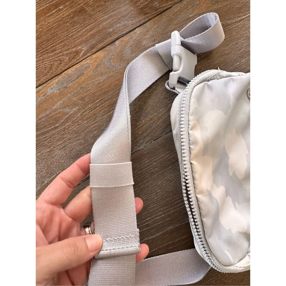 Lululemon Everywhere Belt Bag in Camo - Image 9